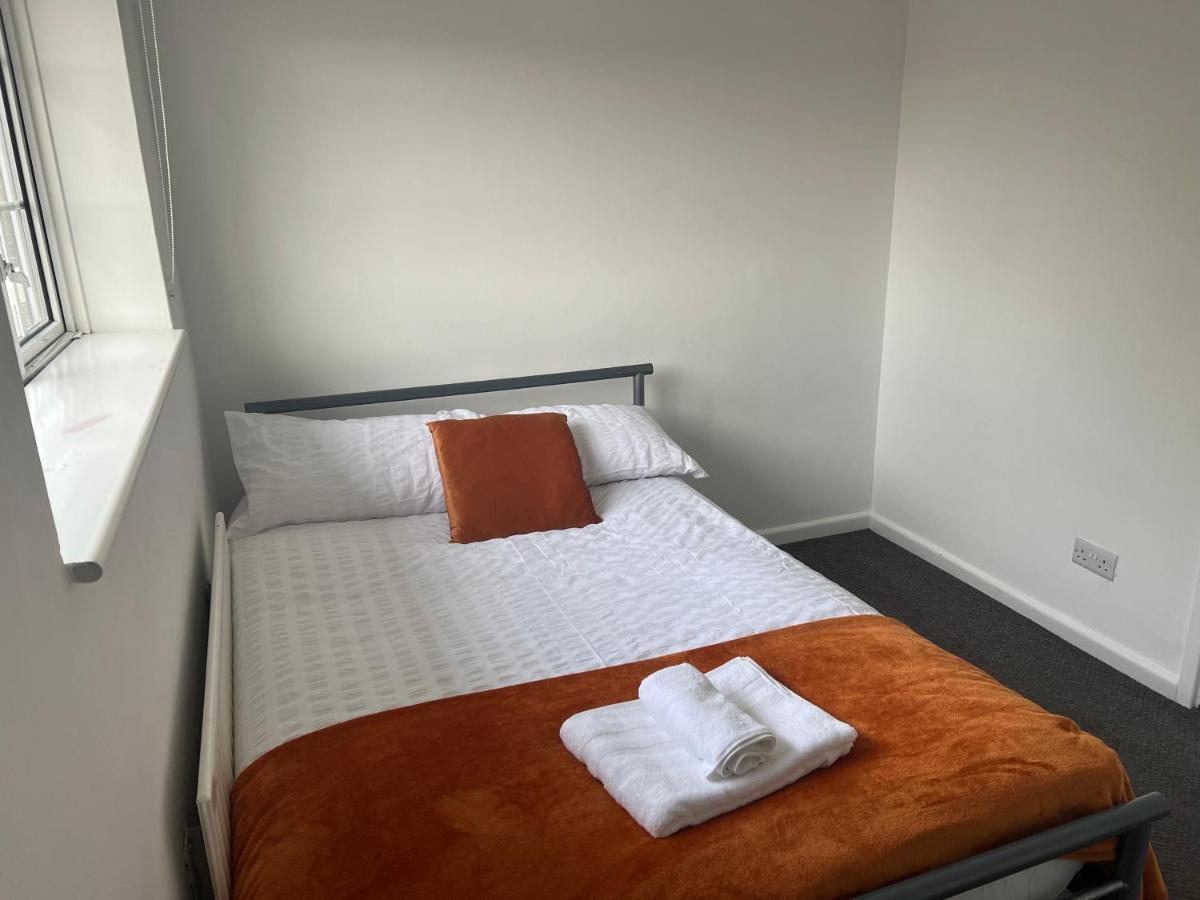The Coral Guest House 1 Mile From Winchester Market Екстер'єр фото