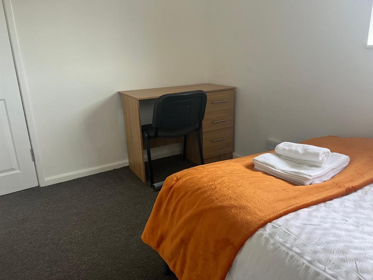 The Coral Guest House 1 Mile From Winchester Market Екстер'єр фото