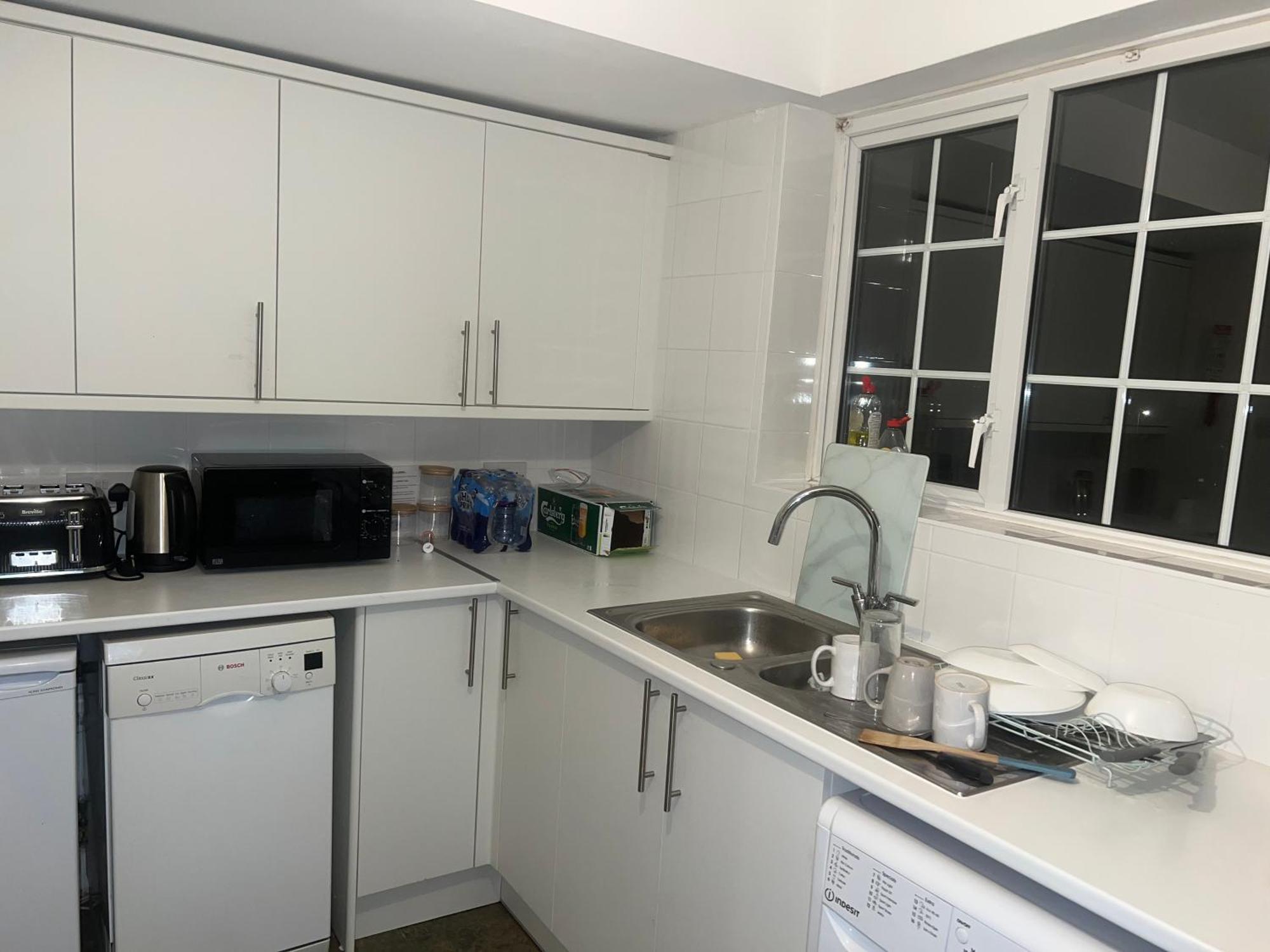 The Coral Guest House 1 Mile From Winchester Market Екстер'єр фото
